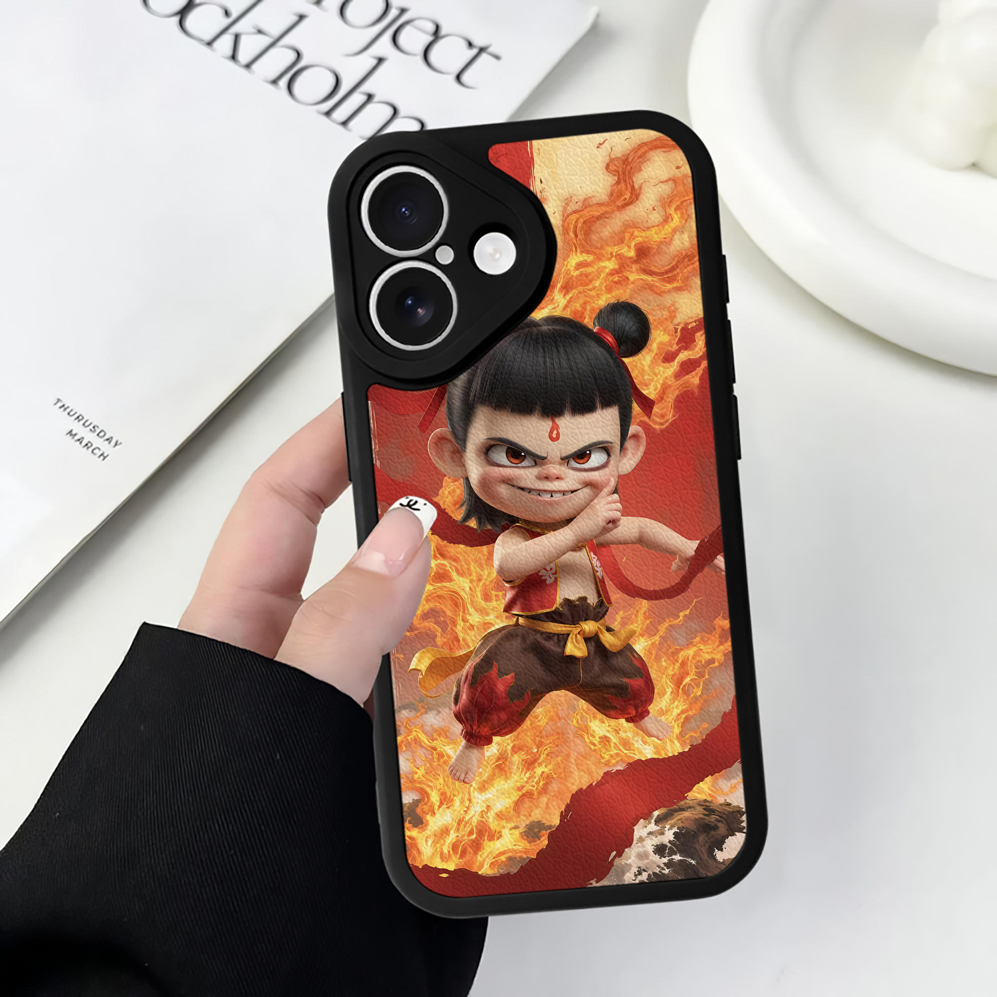 （画像用） Ne Zha 2 ナタ 魔童の大暴れ 【iPhone 16シリーズ対応】シリコンスマホケース（レザー調） 材質：シリコン